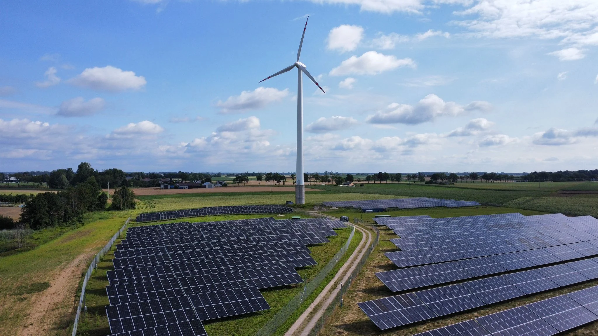Farma fotowoltaiczna CK Energia w Grochowalsku, widok z lotu ptaka