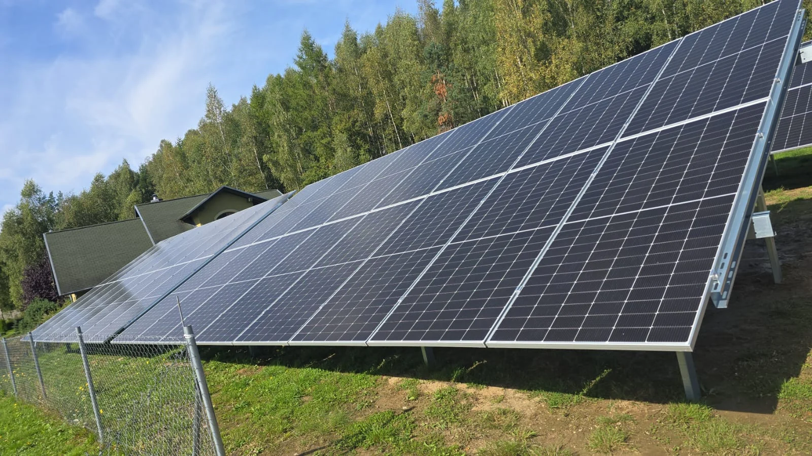 Moduły fotowoltaiczne na konstrukcji gruntowej — realizacja CK Energia
